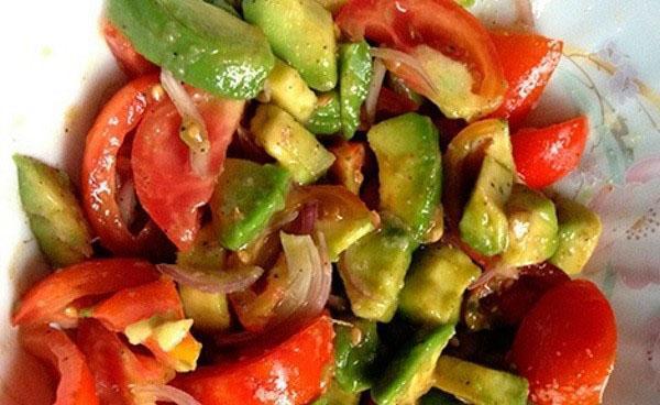 ensalada de tomate y aguacate