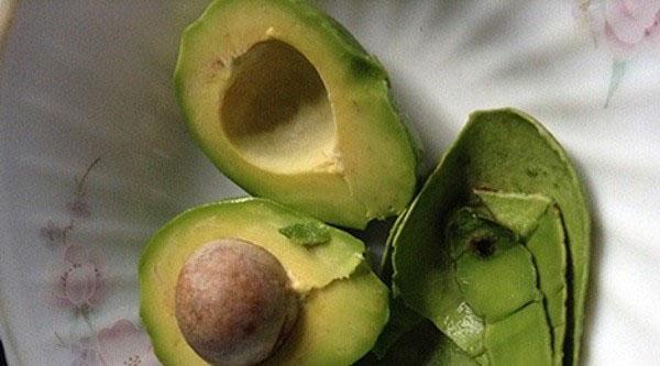 quitar el hueso de aguacate y pelar