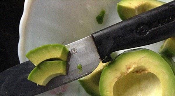 couper l'avocat en quartiers