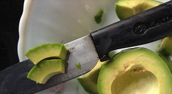 cortar el aguacate en gajos