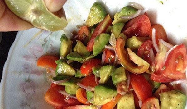 assaisonner la salade de citron et d'huile végétale