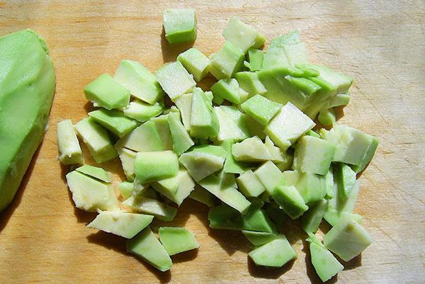 préparer l'avocat pour la salade