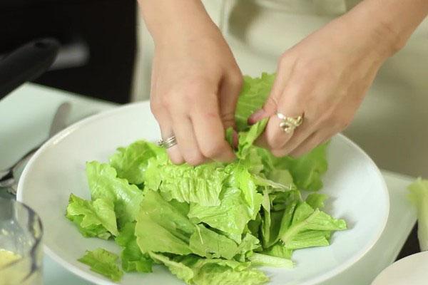 hacher la salade avec les mains