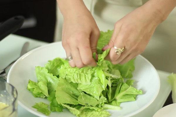 picar la ensalada con las manos