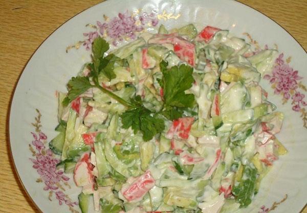 palitos de cangrejo y ensalada de aguacate