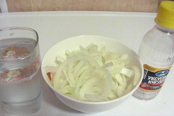 verser la marinade sur l'oignon