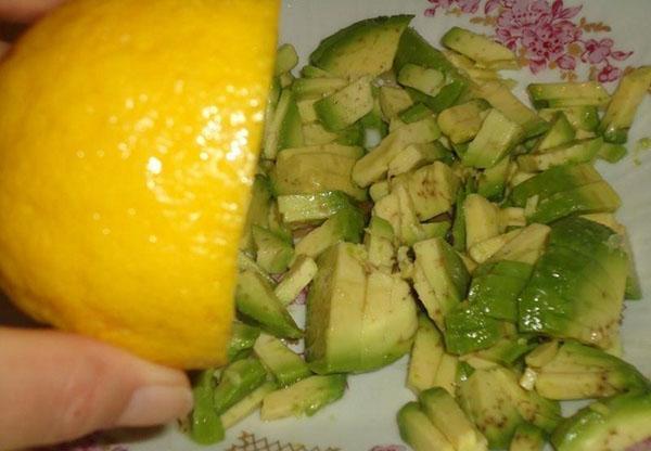 Arroser l'avocat de citron