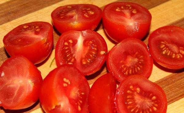 lavar y picar los tomates