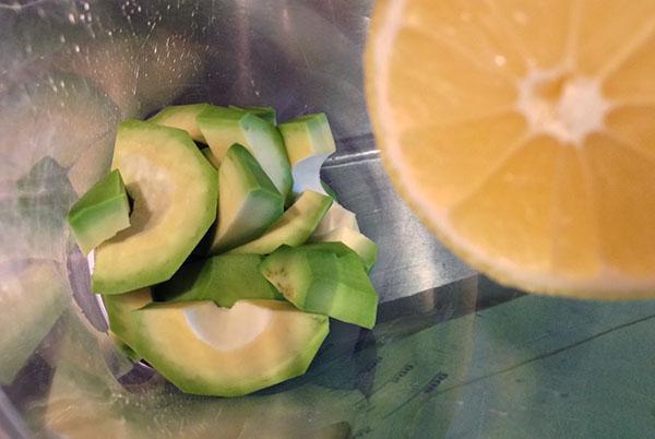 verser le jus de citron sur l'avocat