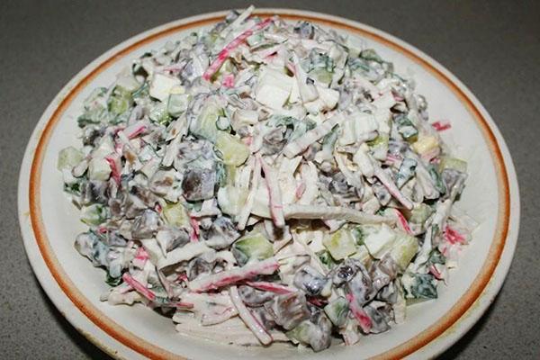 ensalada de palitos de cangrejo y champiñones fritos