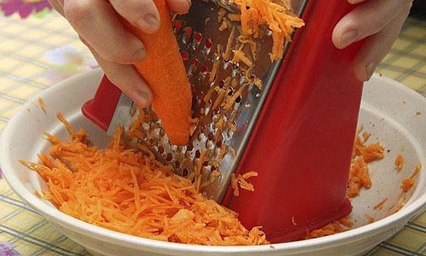 râper les carottes sur la salade