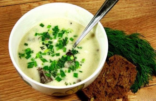 soupe à la crème avec champignons et crème