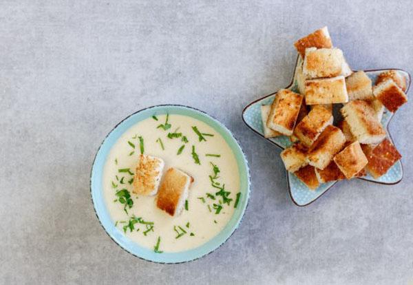 sopa de puré de papa con picatostes