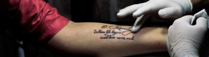 Dies ist ein Schlüssel bei jeder Tattoo-Nachsorge, sei es für ein frisches Tattoo oder eines, das Jahrzehnte alt ist. Verwenden Sie eine parfümfreie Feuchtigkeitscreme auf Tattoos nach der ersten Woche und von nun an ein Leben lang! Für alte Tattoos ist eine Lotion auf Haferflockenbasis oder eine aus Kakaobutter die beste Wahl.