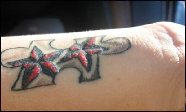 Die Farbe Rot ist dafür berüchtigt, Tattoo-Sammlern Ärger zu bereiten. Für viele Menschen ist Quecksilbersulfid, eine Verbindung in roter Tinte, etwas, mit dem ihr Körper nicht gut umgehen kann. Aber eine allergische Reaktion kann bei jeder Farbe auftreten, laut der American Academy of Dermatology (AAD) kann eine allergische Reaktion sofort oder sogar mehrere Jahre nach dem Tätowieren auftreten. Infolgedessen können Sie starken Juckreiz zusammen mit Rötungen und Bienenstock-ähnlichen Beulen haben.