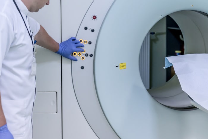 Dies ist ein weiteres seltsames, aber es passiert. Einige Menschen haben nach einer MRT (Magnetresonanztomographie) über Juckreiz und Schwellungen bei ihren älteren Tätowierungen berichtet.
