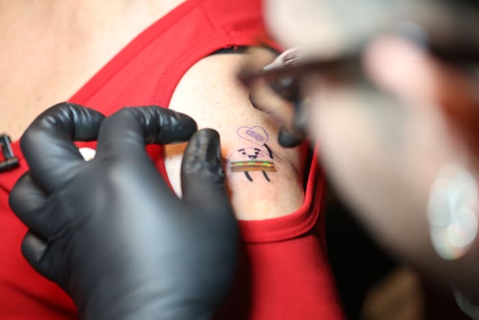 (Foto: Red Robin) Jednalo se o první 59leté tetování vůbec, a aby jí udělalo čest ji potřít barvou, šla k Jesse Mora z Hart & amp; Huntington Tattoo Co. v Las Vegas, Nevada. Mora namočila na Postovu paži hamburger o velikosti kousnutí (zamýšlená slovní hříčka), a jak vidíte z výše uvedeného obrázku, byla pro to, což je úžasné! Nechtěli byste pracovat pro šéfa tak cool jako Post?