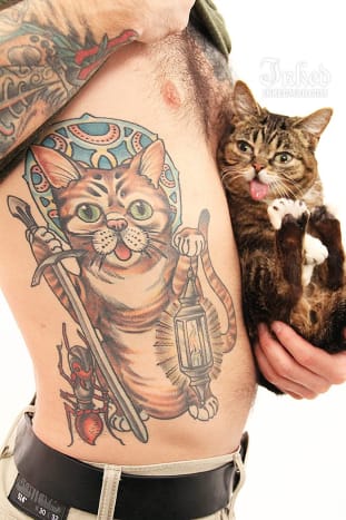 Lil Bub a její kámo, Mike Bridavsky, navštíví kancelář Inked v New Yorku. Bridavsky předvádí své tetování Lil Bub.