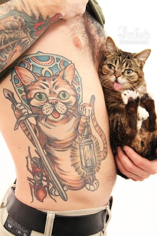 Lil Bub und ihr Typ Mike Bridavsky besuchen das Inked Office in NYC. Bridavsky zeigt sein Lil Bub Tattoo.