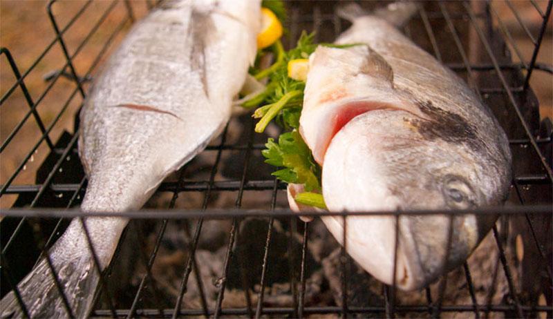 poner el pescado en la rejilla