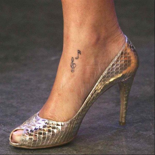 Rihanna Tattoos – Fotos und Erklärung