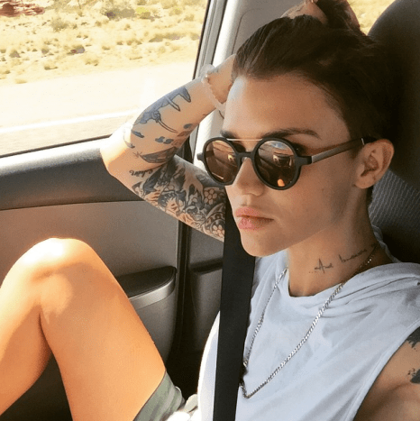 Ruby Rose im Auto