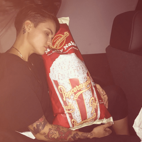 Ruby Rose mit Tüte Popcorn
