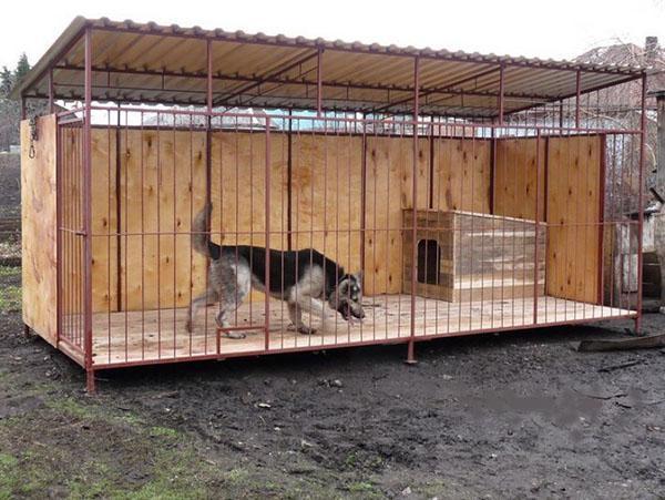 corral cubierto con caseta