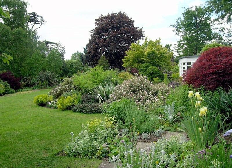 Jardín y césped de estilo inglés