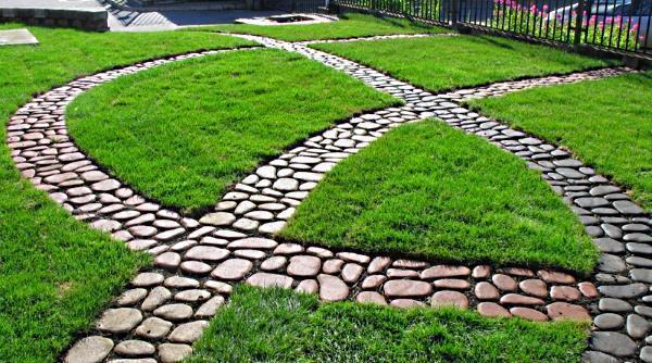 Camino de jardín de piedras