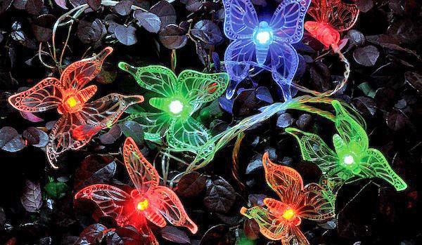 guirnalda de mariposas en el jardín