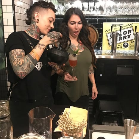 Sailor Jerry, muž i tekutina, se nachází na hranici mezi tradicí a změnou. Náš svět je příliš složitý na to, abychom mohli existovat tak či onak, a potřebujeme vzájemné postavení, abychom mohli prospívat a přežít. Opravdu neexistoval lepší způsob, jak oslavit muže, který změnil průběh historie tetování, nápoji, které ctí jeho odkaz a zpochybňují naše chápání tradice. Pokud jde o mě, rozhodně oceňuji znalosti, které jsem z této zkušenosti získal, a představuji si, že s mícháním nápojů se budu zlepšovat až postupem času. Citovat Collinse '