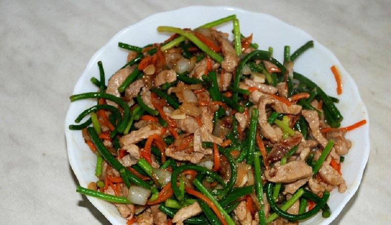 flechas de ajo y ensalada de carne