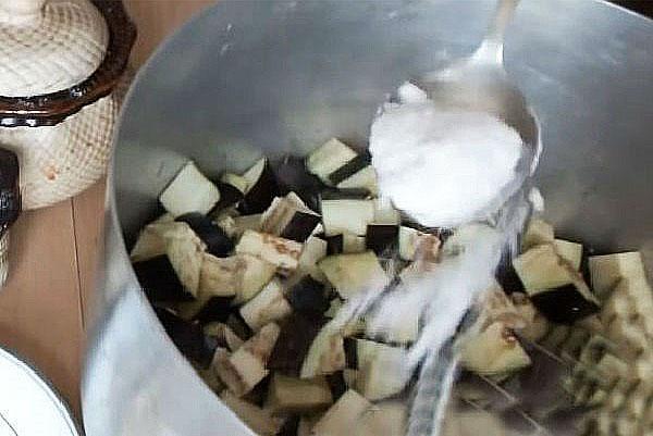 couper les aubergines en cubes et saler