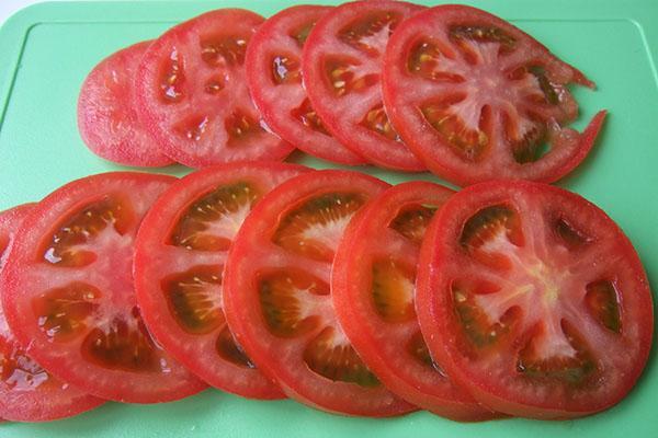 cortar los tomates en círculos