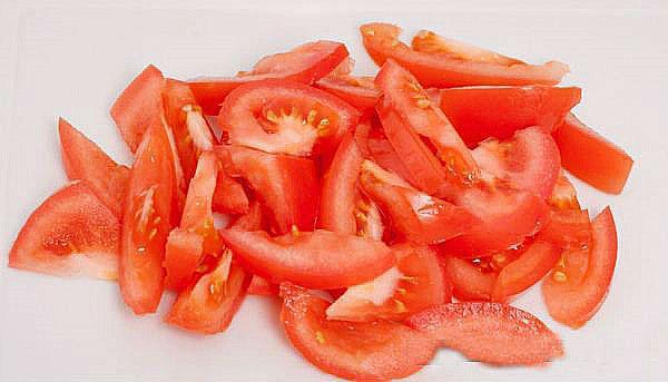 couper les tomates en demi-rondelles