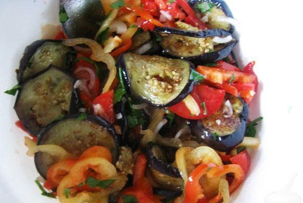 ensalada de berenjena y tomate