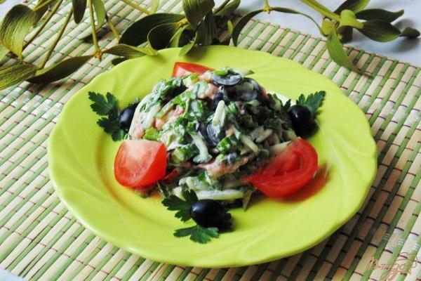 ensalada con ajo silvestre y tomates