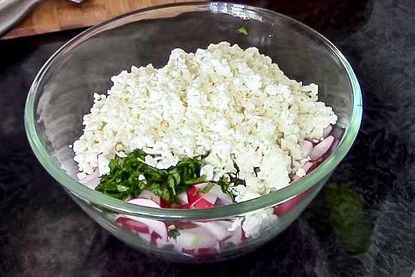 mezclar requesón con verduras y ajo silvestre