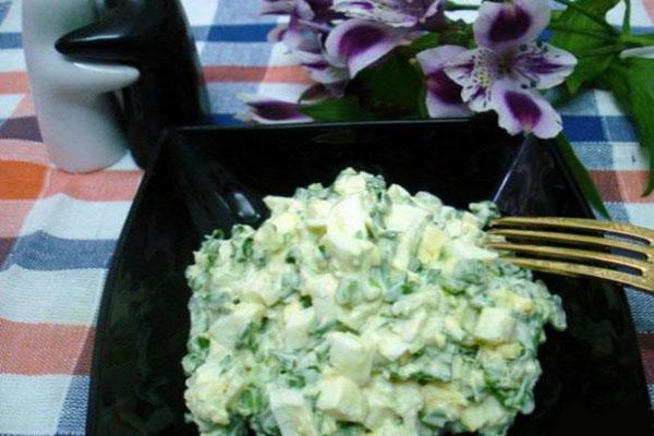 ensalada simple con ajo silvestre