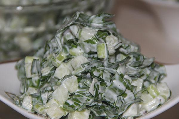 salade à l'ail des ours, oeufs et concombres