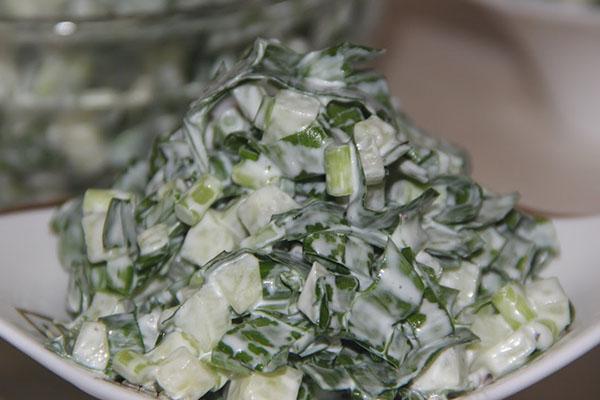 ensalada con ajo silvestre, huevos y pepinos