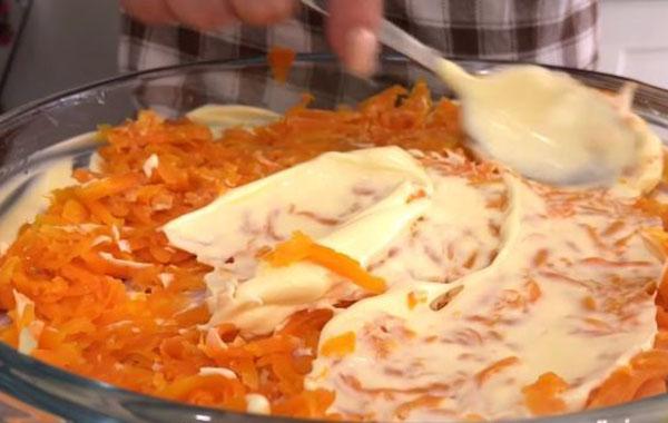 une couche de carottes et de mayonnaise