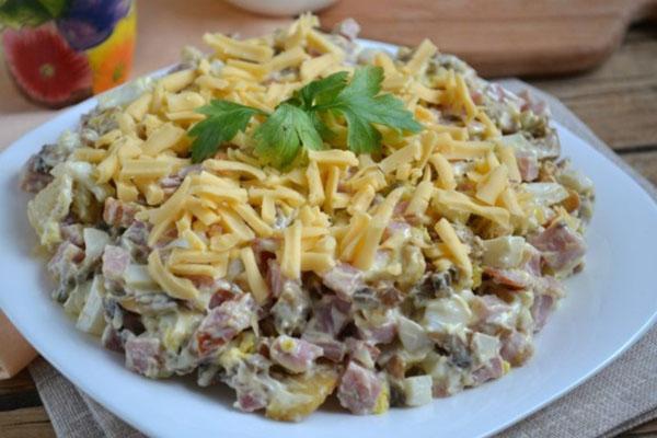 receta clásica de ensalada con champiñones y jamón