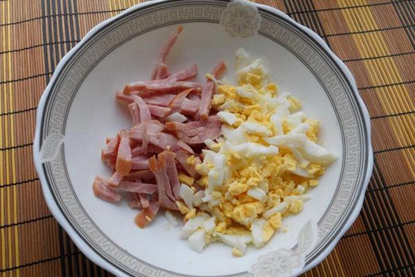 hacher le jambon et les œufs