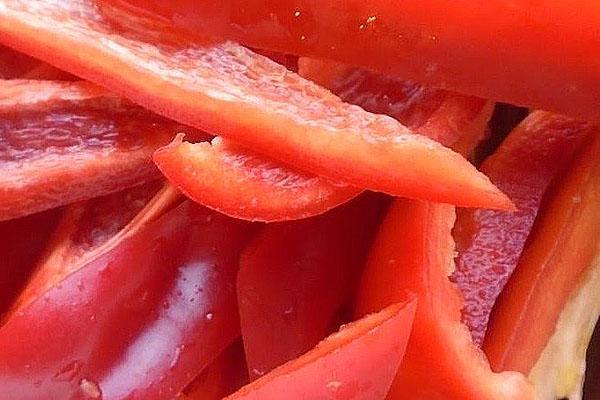 cortar el pimiento en 8 trozos