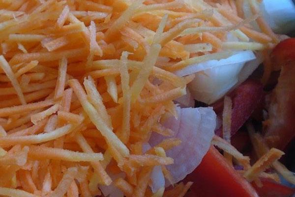 couper les carottes en fines lamelles