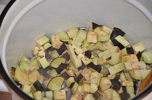 mettre les aubergines et les oignons dans une casserole