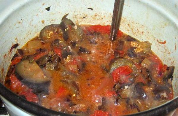 faire cuire la salade dans la pâte de tomate