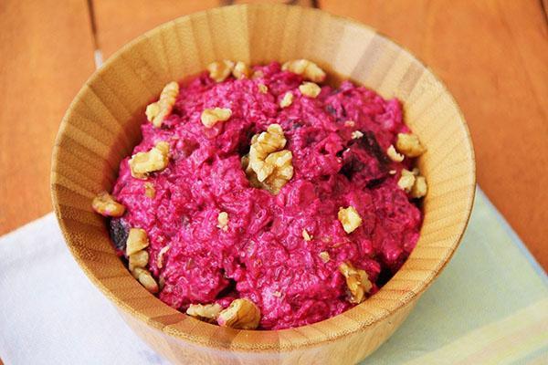 ensalada de remolacha, ciruelas y nueces